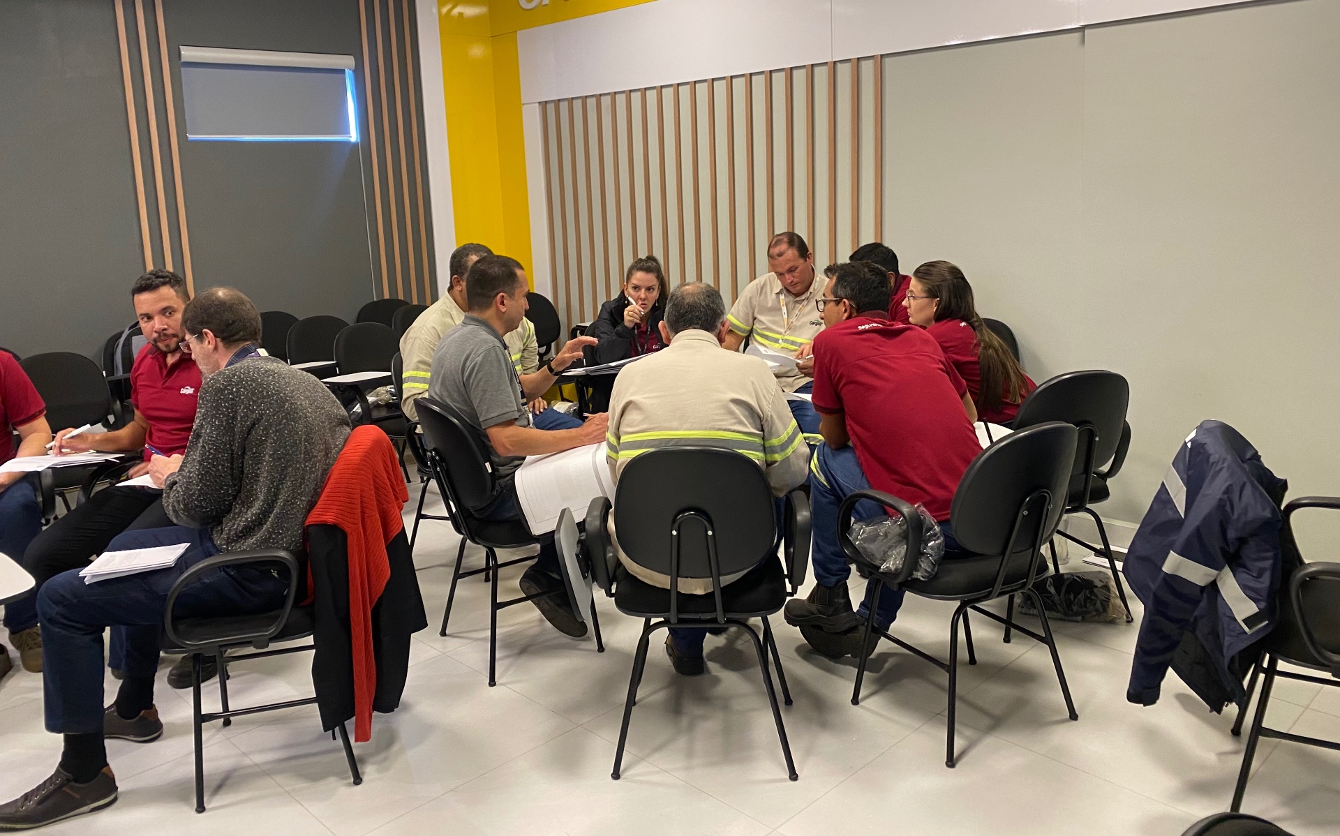 Turma em atividade prática do Lidere com Alma em grupo